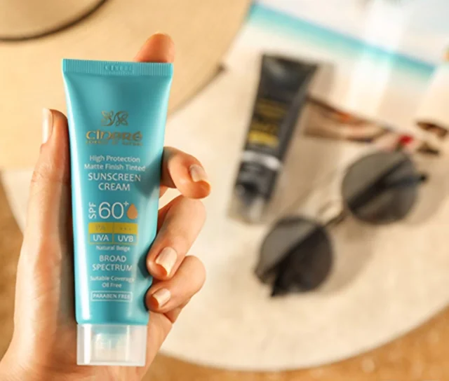 ضد آفتاب رنگی سینره Spf 60 پوست چرب رنگ بژ طبیعی